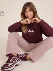 Bluza crewneck z haftowanymi kaczkami - czerwony. Czerwone bluzy damskie Sinsay, l, bez wzorów, bez kaptura. Za 39.99 zł.