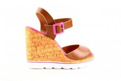 Sandały Dijean 457 720 At. Hazelnt Mag, Brąz, Skóra ekologiczna - 40. Brązowe sandały damskie Dijean, bez wzorów, ze skóry ekologicznej, bez obcasa, na koturnie, bez zapięcia. W wyprzedaży za 26.10 zł.