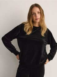 Welurowa bluza - czarny. Czarne bluzy damskie Reserved, l, bez wzorów, z dzianiny, bez kaptura. W wyprzedaży za 49.99 zł.