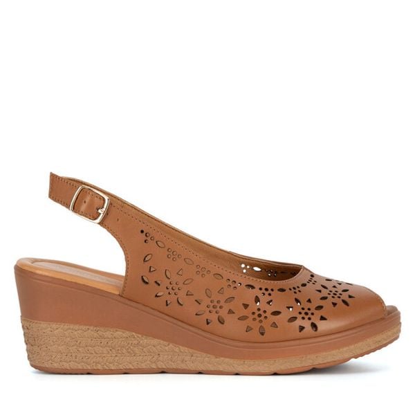 Sandały Lasocki. Brązowe sandały damskie Lasocki, bez wzorów, bez obcasa, na koturnie, bez zapięcia. Za 159.99 zł.