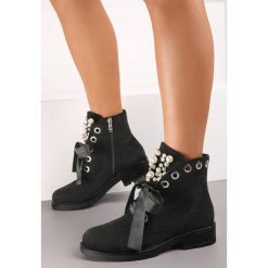 Czarne Botki z Perłami Plamena. Czarne botki damskie Renee, eleganckie, z okrągłym noskiem, za kostkę, bez obcasa, na płaskiej podeszwie, bez zapięcia. Za 79.99 zł.