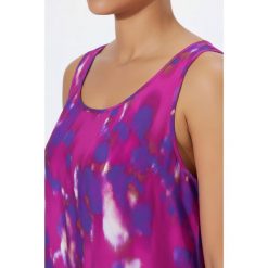 Damskie Sukienka midi kwiaty krój trapezowy okrągły dekolt bez rękawów. Czerwone sukienki damskie Ulla Popken, bez wzorów, z materiału, sportowe, bez ramiączek. Za 279.99 zł.