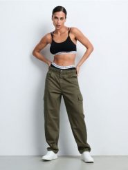 Jeansy cargo - zielony. Zielone jeansy damskie Sinsay. Za 69.99 zł.