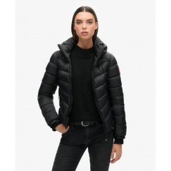 Kurtka pikowana z kapturem Fuji od SUPERDRY. Czarne kurtki damskie Superdry, bez wzorów, z kapturem. W wyprzedaży za 435.20 zł.