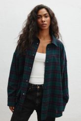 Koszula typu oversize w kratę ZIELONĄ - RENO 9360. Zielone koszule damskie Marsala, m, bez wzorów, z bawełny, klasyczne, bez kołnierzyka, bez ramiączek. Za 329.90 zł.