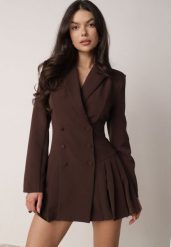 Brązowa Sukienka o Kroju Marynarki VICES z Poduszkami w Ramionach Serlina. Brązowe sukienki damskie Born2be, bez wzorów, eleganckie, bez ramiączek. Za 219.99 zł.