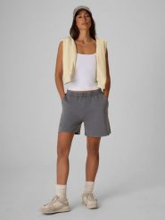 4F Spodenki dresowe damskie - szare M. Szare spodenki sportowe damskie 4F, na lato, m, bez wzorów, z dresówki, z podwyższonym stanem, trekkingowe. Za 129.99 zł.