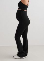 Damskie legginsy ciążowe bezszwowe, w prążki, rozszerzane, wysoki stan czarne. Czarne legginsy sportowe damskie Aim'n, s, bez wzorów, z dzianiny, z podwyższonym stanem, na fitness i siłownię. Za 297.00 zł.