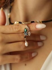 Pierres delicates Pozłacany naszyjnik z elementami ozdobnymi - dł. 50 cm rozmiar: onesize. Białe naszyjniki damskie Pierres delicates, z kryształem, pozłacane. Za 65.99 zł.