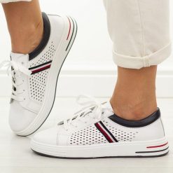 Białe skórzane półbuty damskie Jezzi 18-25. Białe półbuty damskie Jezzi, na jesień, w ażurowe wzory, z jeansu, bez obcasa, na płaskiej podeszwie, bez zapięcia. Za 239.00 zł.