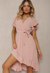 Ciemnoróżowa Sukienka z Asymetrycznym Tyłem z Kopertowym Dekoltem Ozdobiona Paskiem w Talii Toridia. Czerwone sukienki damskie Renee, bez wzorów, eleganckie, bez ramiączek. W wyprzedaży za 63.99 zł.