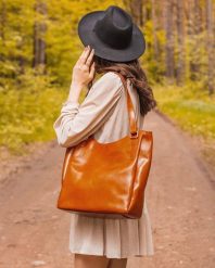 Torebka skórzana damska DAN-A T423 camel. Brązowe torebki klasyczne damskie DAN-A, ze skóry, bez dodatków. Za 399.99 zł.