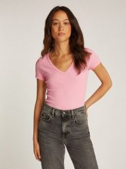 TOMMY JEANS Koszulka w kolorze jasnoróżowym rozmiar: XL. Różowe bluzki damskie Tommy Jeans, xl, bez wzorów, z jeansu, bez kołnierzyka, bez ramiączek. Za 118.56 zł.