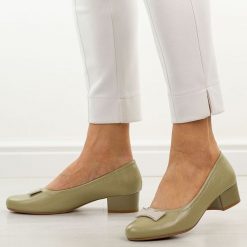 Oliwkowe czółenka damskie na obcasie Jezzi asa200-15. Zielone czółenka damskie Jezzi, z aplikacjami, z materiału, bez obcasa, na obcasie. Za 189.00 zł.