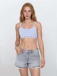 Szorty jeansowe high waist z przetarciami - szary. Szare spodenki sportowe damskie Sinsay, l, bez wzorów, z jeansu, z podwyższonym stanem. W wyprzedaży za 22.99 zł.