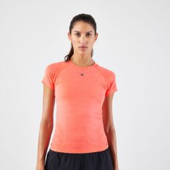 Koszulka do biegania damska Kiprun Run 500 Comfort slim. Czarne koszulki damskie KIPRUN, m, bez wzorów, z elastanu, bez kołnierzyka, bez ramiączek. Za 89.99 zł.