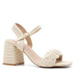 Sandały DeeZee. Brązowe sandały damskie DeeZee, bez wzorów, bez obcasa, na słupku, bez zapięcia. Za 149.99 zł.