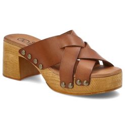 Klapki damskie HEE, na klocku skórzane z ozdobami wygodne, brązowe, 25355. Brązowe klapki damskie Hee, z aplikacjami, ze skóry, bez obcasa, na obcasie, bez zapięcia. Za 239.00 zł.