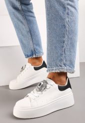 Biało-Czarne Sneakersy na Platformie z Perforacją i Ozdobnym Kamieniem Dilhela. Białe obuwie sportowe damskie Born2be, z jeansu, bez zapięcia. Za 89.99 zł.