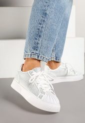 Białe Sneakersy Ozdobione Cyrkoniami i Tłoczonym Noskiem Calreis. Białe obuwie sportowe damskie Born2be, z jeansu, bez zapięcia. Za 89.99 zł.