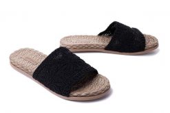 ARTIKER RELAKS 52C1159 czarny, klapki damskie. Czarne klapki damskie Artiker Relaks, bez wzorów, bez obcasa, na obcasie, bez zapięcia. Za 56.99 zł.