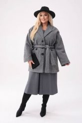 Elegancki popielaty płaszcz Buclette z szerokim paskiem COSY PLUS SIZE XXL OVERSIZE. Szare płaszcze damskie Moda Size Plus Iwanek, plus size, bez wzorów, z dzianiny, bez kaptura. W wyprzedaży za 299.90 zł.