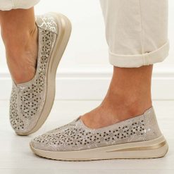 Beżowe skórzane ażurowe półbuty damskie T.Sokolski w26-653. Brązowe półbuty damskie Sokolski, na lato, w ażurowe wzory, z jeansu, z okrągłym noskiem, bez obcasa, bez zapięcia. W wyprzedaży za 197.10 zł.