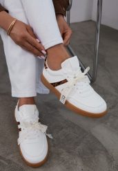 Białe Sneakersy Typu Kultowe Tenisówki z Ozdobną Odpinaną Kokardą Korilinda. Białe obuwie sportowe damskie Renee, z jeansu, bez zapięcia, tenisowe. Za 89.99 zł.