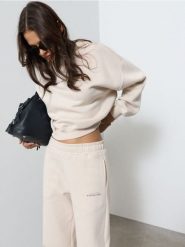 Bluza hoodie z napisem - beżowy. Brązowe bluzy damskie Sinsay, l, bez wzorów, bez kaptura. Za 39.99 zł.