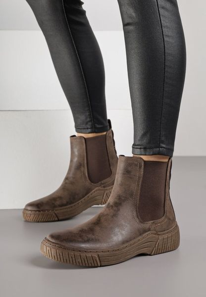 Brązowe Botki Sztyblety na Ozdobnie Żłobionej Podeszwie Ezisane. Brązowe botki damskie Born2be, z jeansu, eleganckie, bez obcasa, na płaskiej podeszwie, bez zapięcia. Za 129.99 zł.