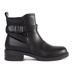 Czarne botki na niskim obcasie ozdobione paskami. Czarne botki damskie z jeansu, eleganckie, z okrągłym noskiem, za kostkę, bez obcasa, bez zapięcia. Za 181.89 zł.