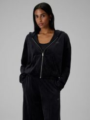 4F Bluza welurowa regular bez kaptura damska - czarna XL. Czarne bluzy damskie 4F, xl, bez wzorów, z weluru, bez kaptura. Za 169.99 zł.