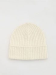 Czapka beanie z domieszką wełny - kremowy. Białe czapki damskie Reserved, bez wzorów, z wełny. W wyprzedaży za 39.99 zł.