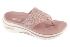 Japonki damskie, Go Walk Arch Fit 2.0 Sandal - Carrie. Czerwone klapki damskie Skechers, bez wzorów, z materiału, bez obcasa, bez zapięcia. Za 249.99 zł.