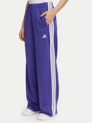Adidas Spodnie dresowe Dayready KZ2514 Fioletowy Regular Fit. Fioletowe spodnie dresowe damskie Adidas, m, bez wzorów, z dresówki. Za 199.99 zł.