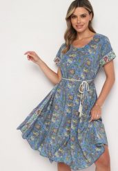 Niebieska Wiskozowa Sukienka Rozkloszowana we Wzór Paisley Mastis. Niebieskie sukienki damskie Born2be, bez wzorów, z wiskozy, eleganckie, bez ramiączek. Za 99.99 zł.