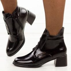 Czarne lakierowane botki damskie na obcasie M.Daszyński 2481-9. Czarne botki damskie M.Daszyński, na jesień, z gumy, eleganckie, z okrągłym noskiem, bez obcasa, na obcasie, bez zapięcia. Za 199.00 zł.