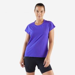 Koszulka do biegania damska Kiprun Run 900 Light. Fioletowe koszulki damskie KIPRUN, m, bez wzorów, z elastanu, bez kołnierzyka, bez ramiączek. Za 149.99 zł.