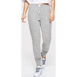 Dresowe joggery - Jasny szary. Spodnie dresowe chłopięce marki 4F. W wyprzedaży za 39.99 zł.