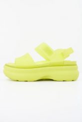 Buty CROCS 212651C Żółty. Żółte obuwie trekkingowe damskie Crocs, z gumy, bez zapięcia. Za 289.99 zł.