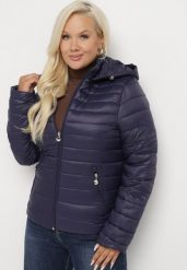 Granatowa Pikowana Kurtka z Odpinanym Kapturem Nevettoria. Niebieskie kurtki damskie Born2be, xl, bez wzorów, z materiału. Za 119.99 zł.
