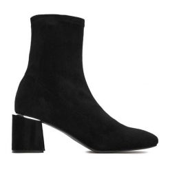 Botki DeeZee. Czarne botki damskie DeeZee, bez obcasa, na słupku, bez zapięcia. Za 179.99 zł.