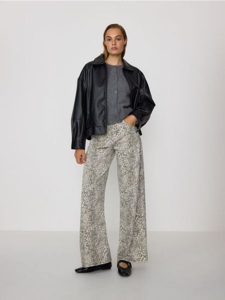 Jeansy w zwierzęcy wzór - beżowy. Brązowe jeansy damskie Reserved. W wyprzedaży za 99.99 zł.