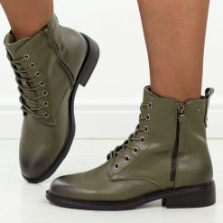 Zielone skórzane botki damskie T.Sokolski 258. Zielone botki damskie Sokolski, na jesień, z dzianiny, eleganckie, z okrągłym noskiem, bez obcasa, na obcasie, bez zapięcia. Za 259.00 zł.