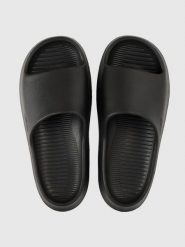 Klapki damskie 4F 4FRSS26FSLIF069. Czarne klapki damskie 4F, bez wzorów, z gumy, bez obcasa, bez zapięcia. Za 79.99 zł.