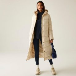 Płaszcz damski zimowy ocieplany Eloria. Białe płaszcze damskie Regatta, na zimę, bez wzorów, z puchu, bez kaptura. W wyprzedaży za 504.50 zł.