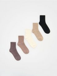 Długie skarpetki 5 pack - brudny róż. Czerwone skarpetki damskie Reserved, bez wzorów. W wyprzedaży za 29.99 zł.