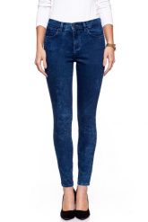 WRANGLER HIGH SKINNY BLUE MARBLE W27H6890M. Niebieskie rurki damskie Wrangler, bez wzorów, z denimu, z podwyższonym stanem. W wyprzedaży za 89.99 zł.