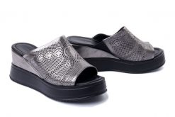 ARTIKER RELAKS 54C0386 srebrny, klapki damskie. Szare klapki damskie Artiker Relaks, bez wzorów, ze skóry, bez obcasa, na koturnie, bez zapięcia. Za 174.93 zł.