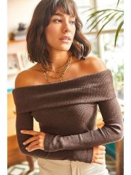 Olalook Sweter w kolorze brązowym rozmiar: onesize. Brązowe swetry klasyczne damskie Olalook, ze splotem, bez kołnierzyka. Za 48.16 zł.